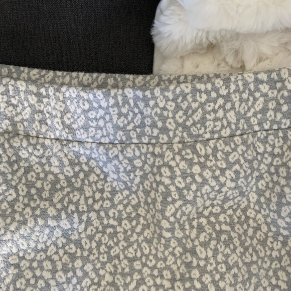 LOFT | Light Blue and White Floral Pattern Pencil Skirt - Picture 5 of 5